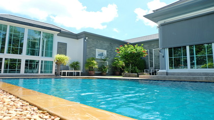 phoenix villa poolside